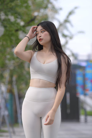 不扣钮扣的女子孩
